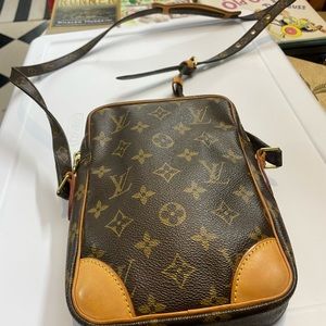 Like new Louis Vuitton pebbled leather crossbody bag